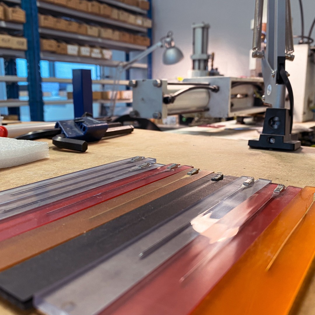 Branches de lunettes découpées dans des plaques d'acétate de cellulose - atelier Nextone Montrichard