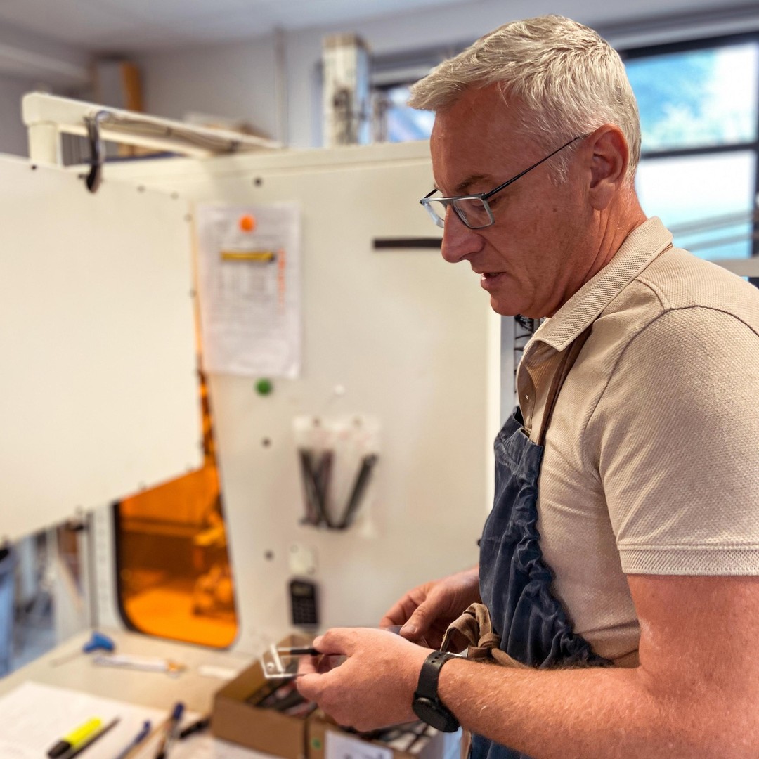 Pascal, fondateur de l'atelier Nextone à Montrichard - fabricant français de lunettes depuis 1999